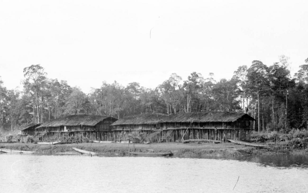 BD/133/43 -
Trip Merauke-Kapi: settlement on the river