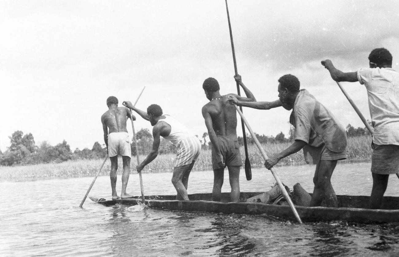 BD/133/444 -
Tocht Merauke-Kepi-Cookrivier vv: Bemande prauwen