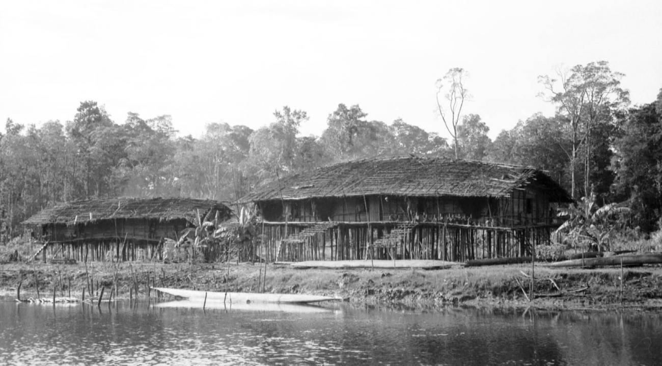 BD/133/44 -
Trip Merauke-Kapi: settlement on the river