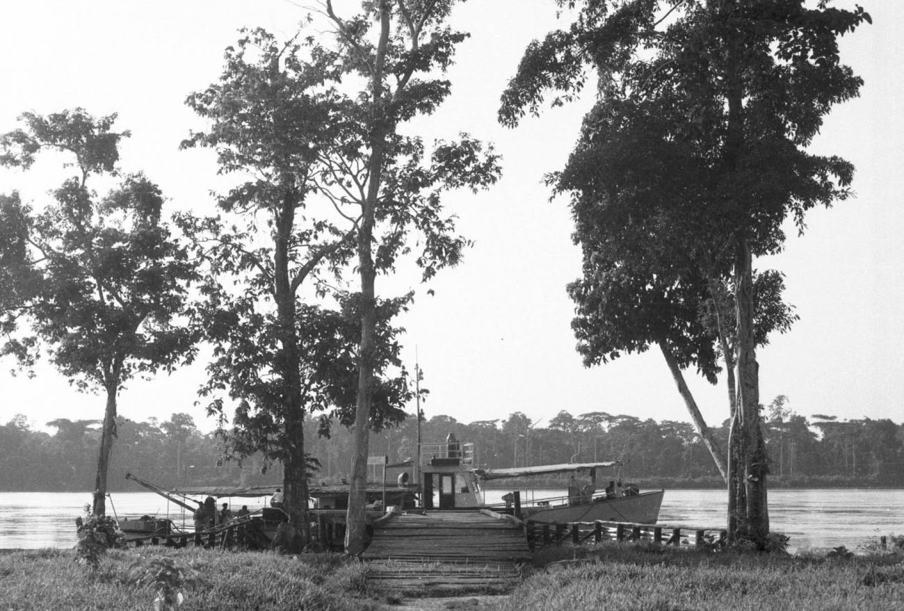 BD/133/452 -
Boot aan aanlegsteiger