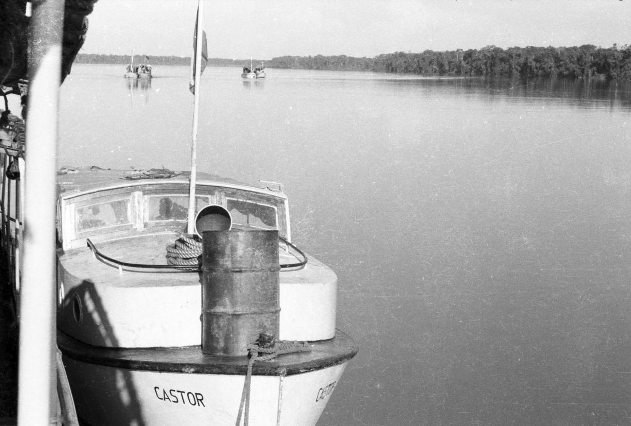 BD/133/461 -
Een afgemeerd motorbootje