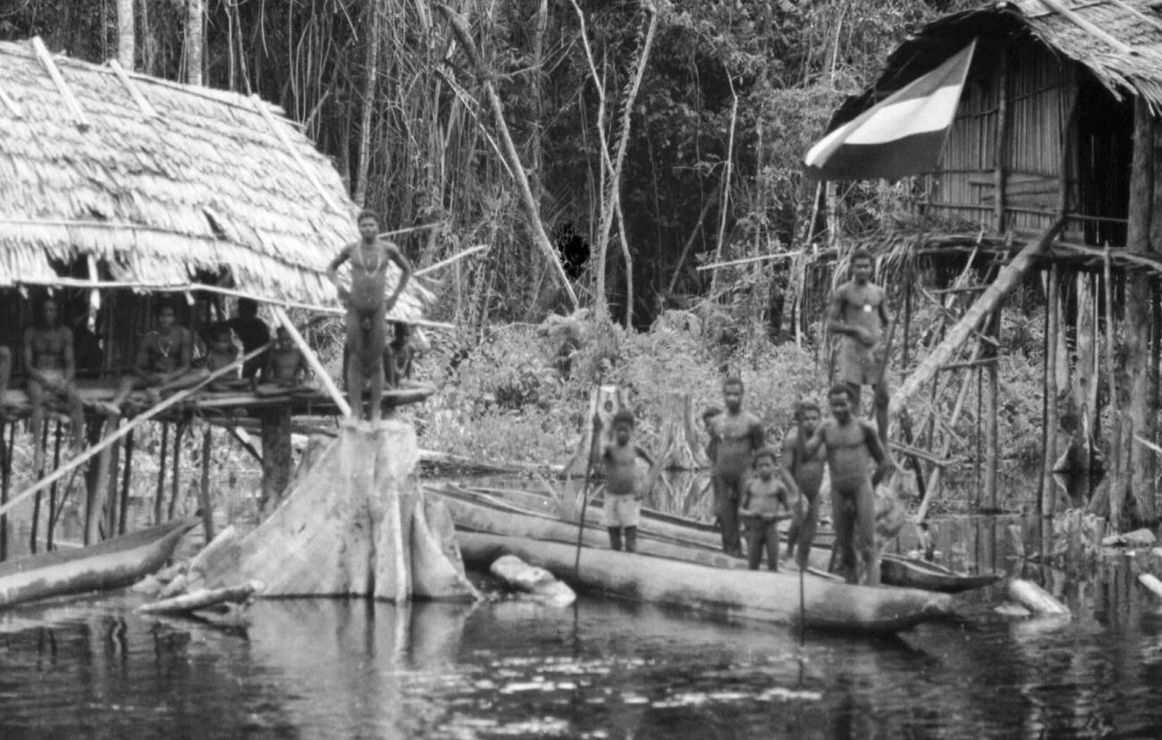 BD/133/50 -
Trip Merauke-Kapi: Marind-anim people standing in praus on the shore