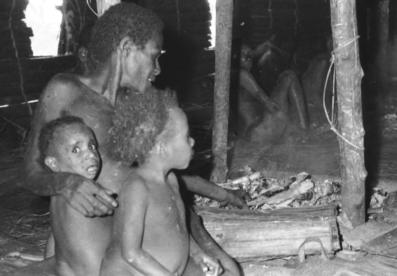 BD/133/51 -
Trip Merauke-Kapi: Woman with two children in a house