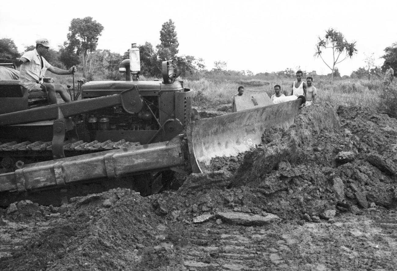 BD/133/524 -
De bulldozer aan het werk