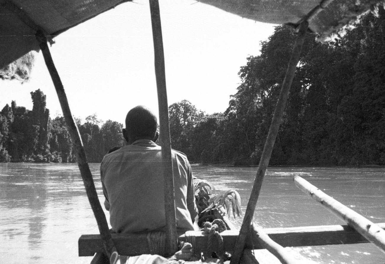 BD/133/568 -
Zittend in een boot op de rivier