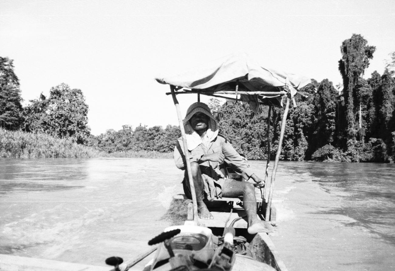 BD/133/569 -
Zittend in een boot op de rivier