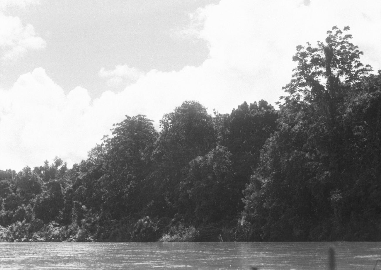 BD/133/571 -
De rivier met haar oever