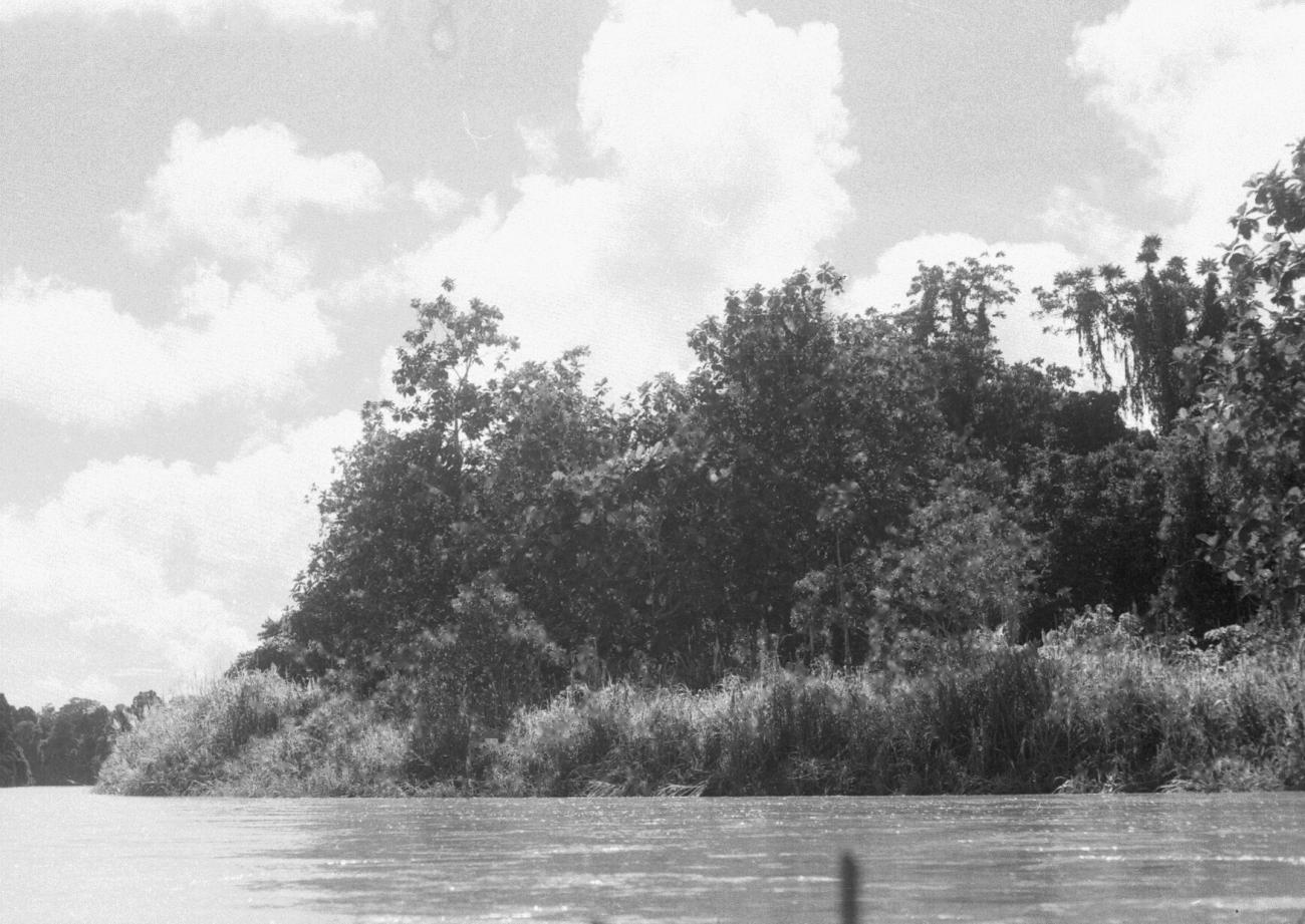 BD/133/573 -
De rivier met haar oever