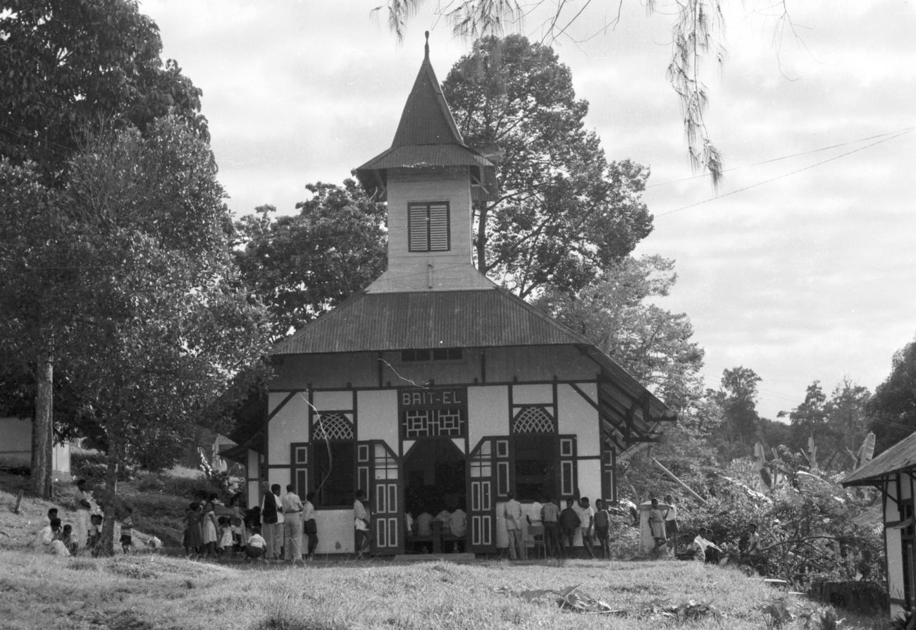 BD/133/576 -
Kerk met kerkgangers