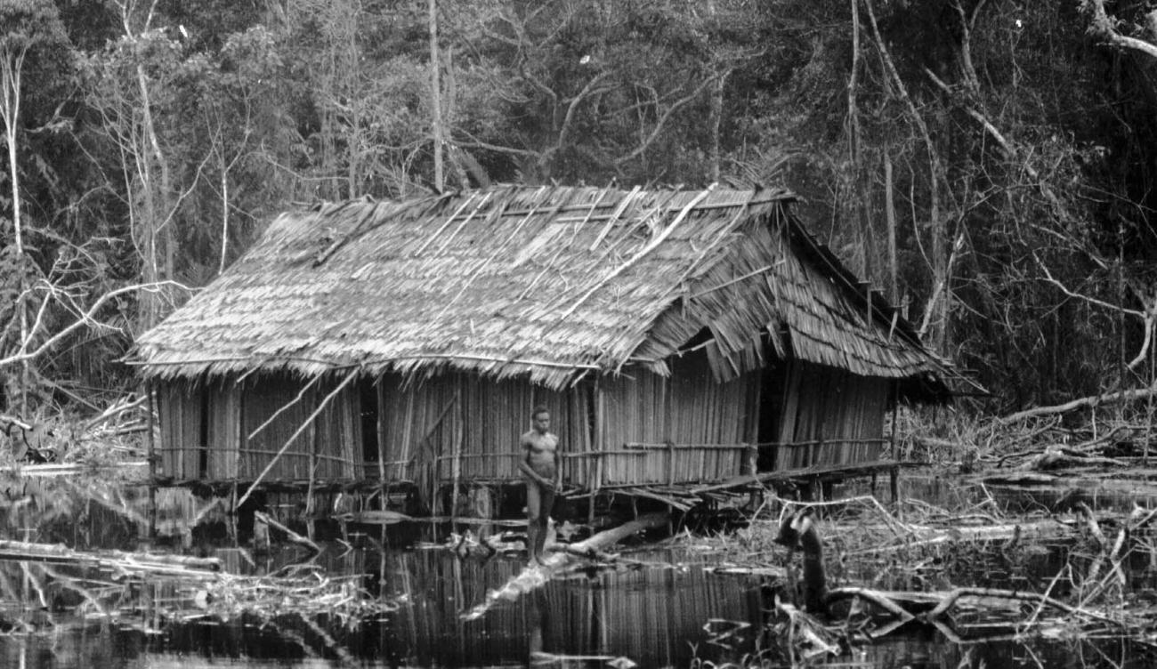 BD/133/57 -
Trip Merauke-Kapi: A house on the water
