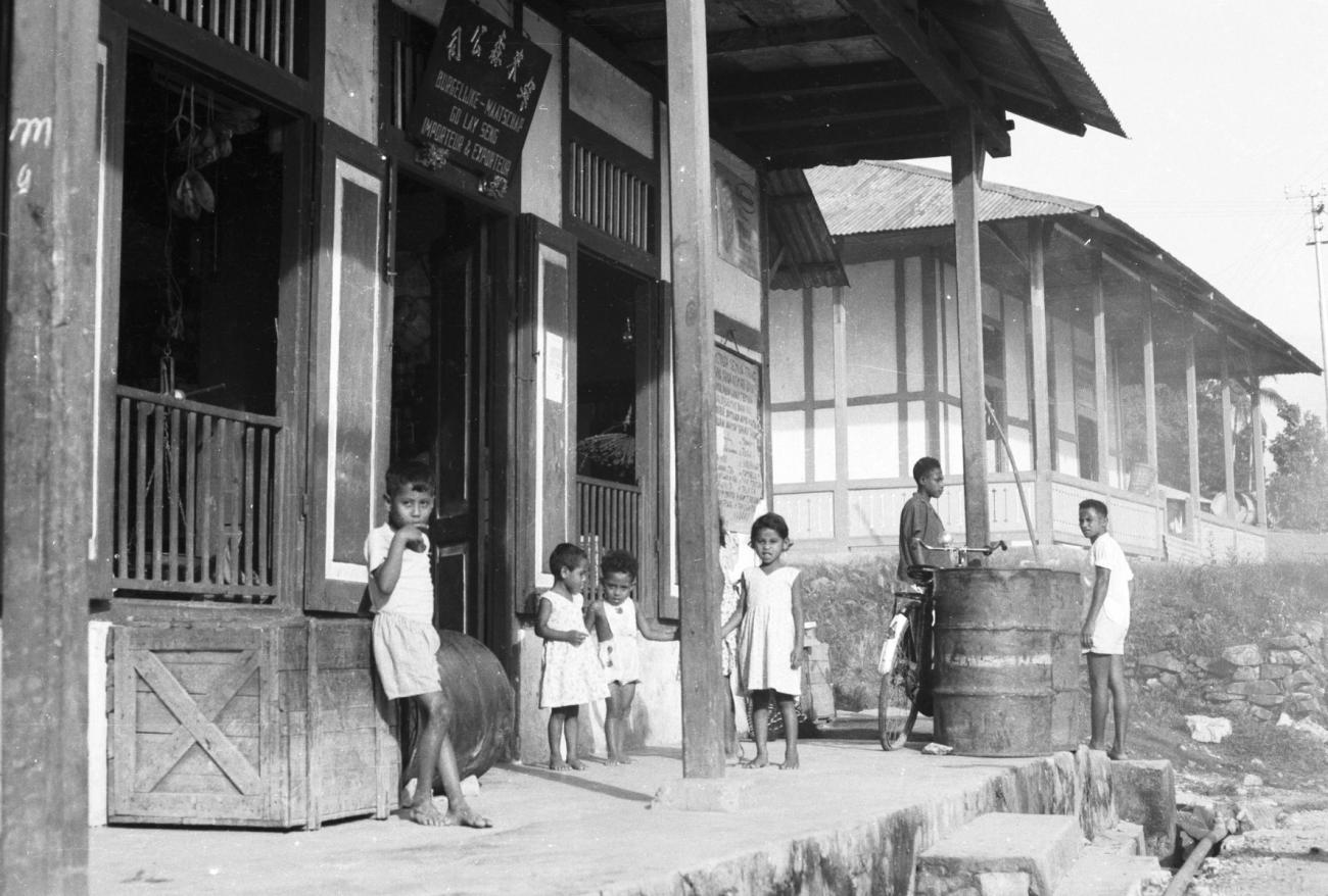 BD/133/590 -
Kinderen op veranda voor een gebouw