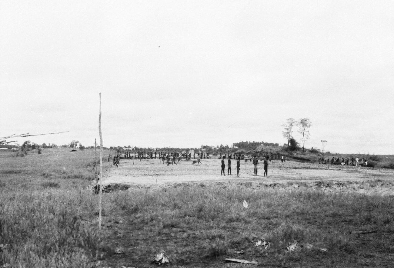 BD/133/636 -
Groep Papoea's aan het werk op open veld of akker (mogelijk landbouw)