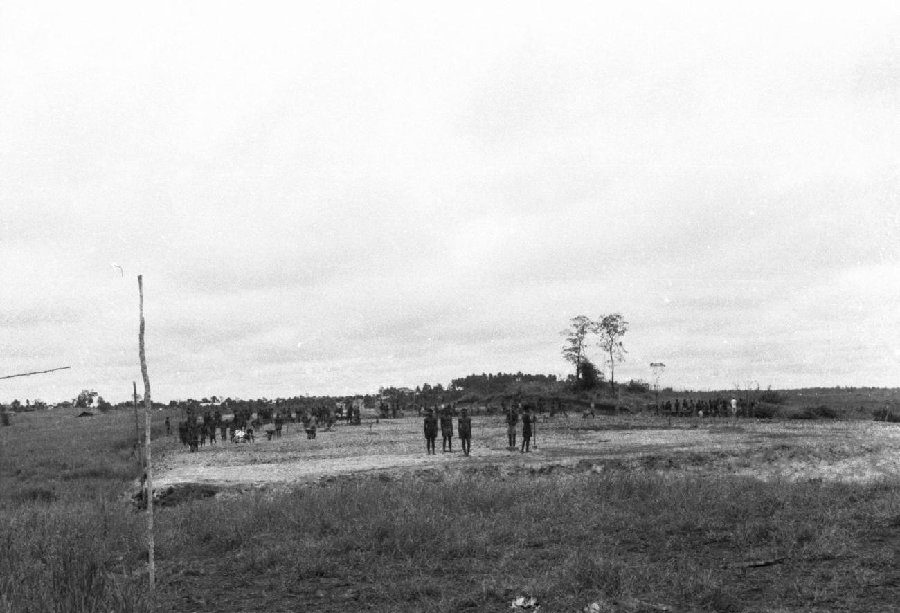 BD/133/637 -
Groep Papoea's aan het werk op open veld of akker (mogelijk landbouw)