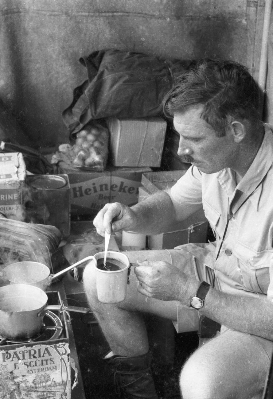 BD/133/649 -
Westerse man maakt koffie in keukentent