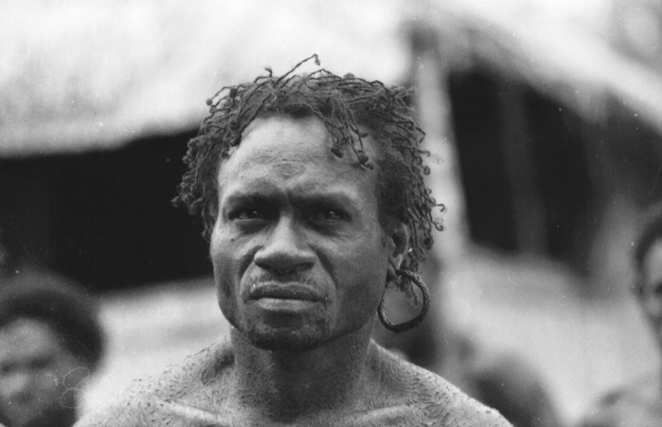 BD/133/64 -
Trip Merauke-Kapi: Marind-anim with ear decoration