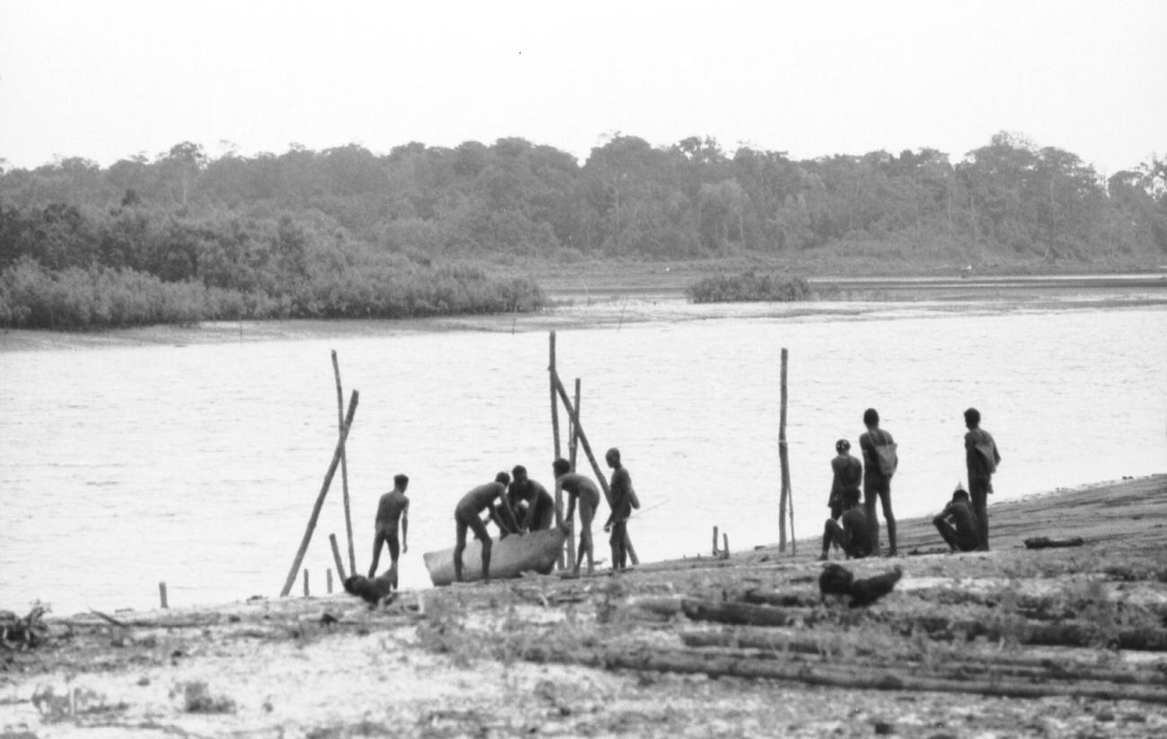 BD/133/65 -
Trip Merauke-Kapi: Men with boat on the river