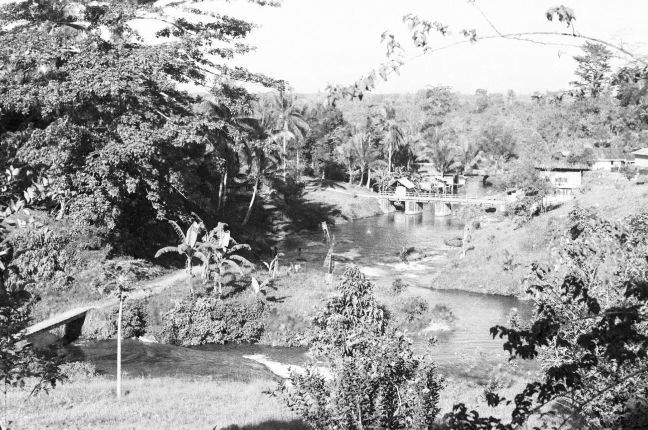 BD/133/676 -
Landschap met rivier, nederzetting en bruggen