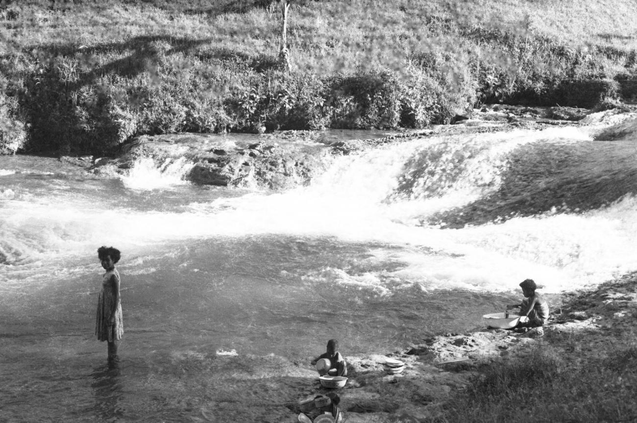BD/133/678 -
Papoea-kinderen aan het wassen/schoonmaken bij een stroomversnelling in de rivier