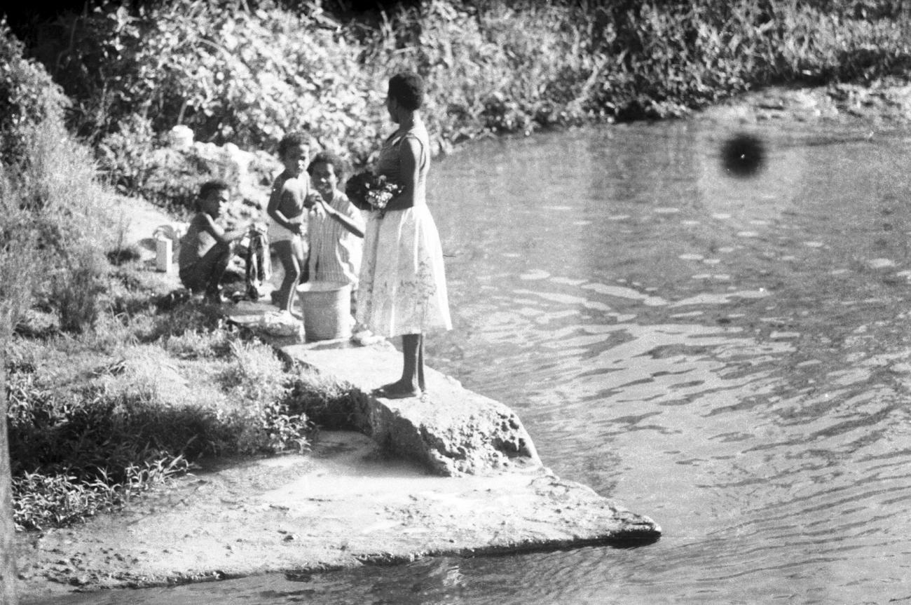 BD/133/682 -
Paoea-vrouw en kinderen bij een wasplaats aan de rivier
