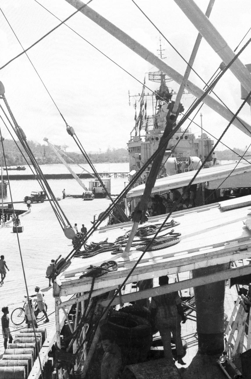 BD/133/685 -
Schip (koopvaardij of marine) langs de kade in Hollandia