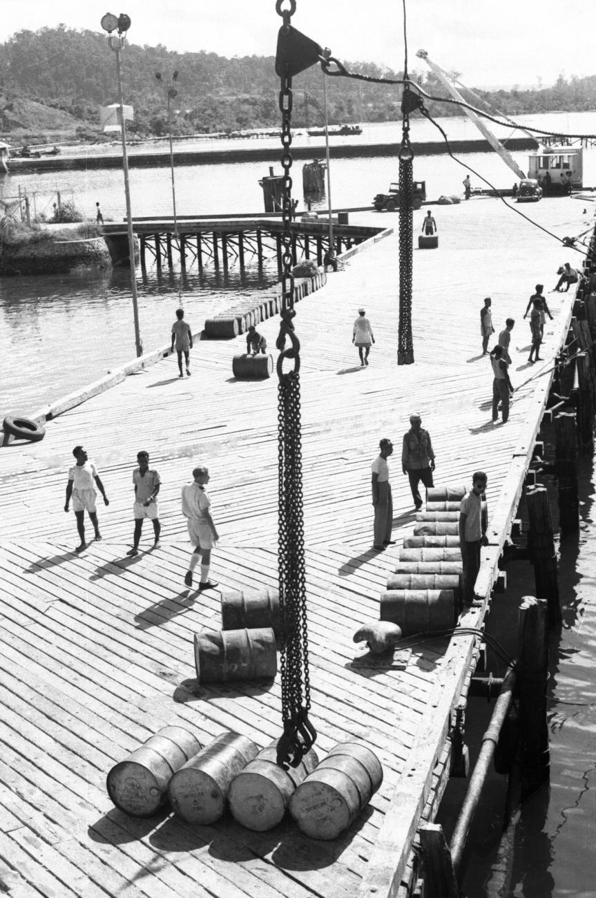 BD/133/686 -
Overzichtsfoto van de kade in Hollandia