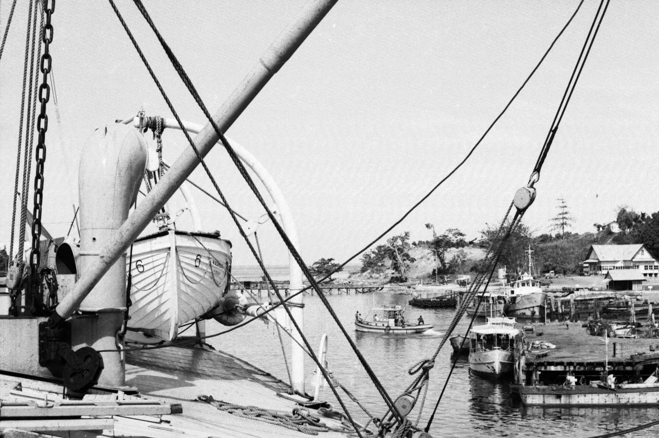 BD/133/689 -
Zicht op Hollandia vanaf aangemeerd schip