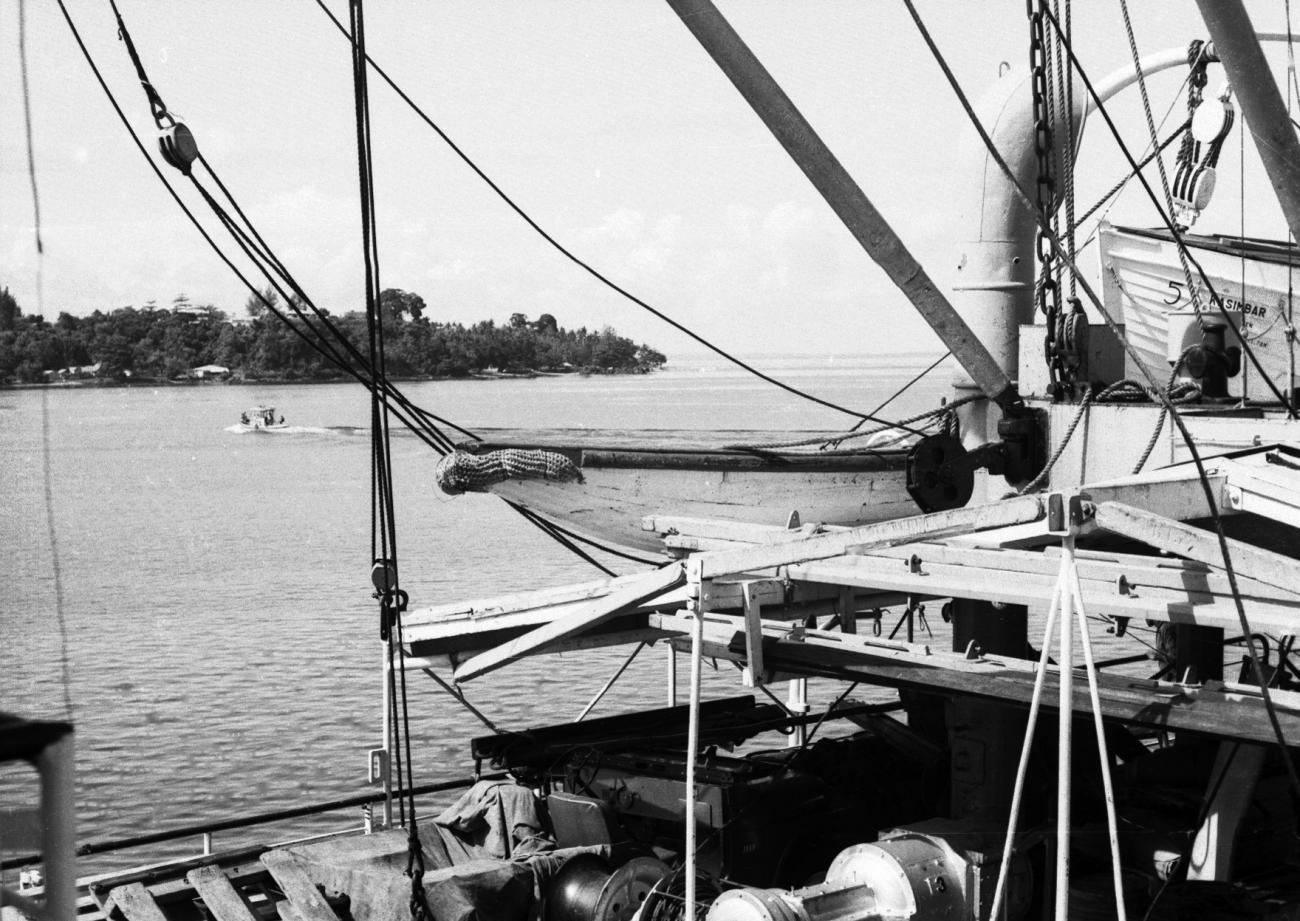 BD/133/690 -
Zicht op zeegat vanaf aangemeerd schip