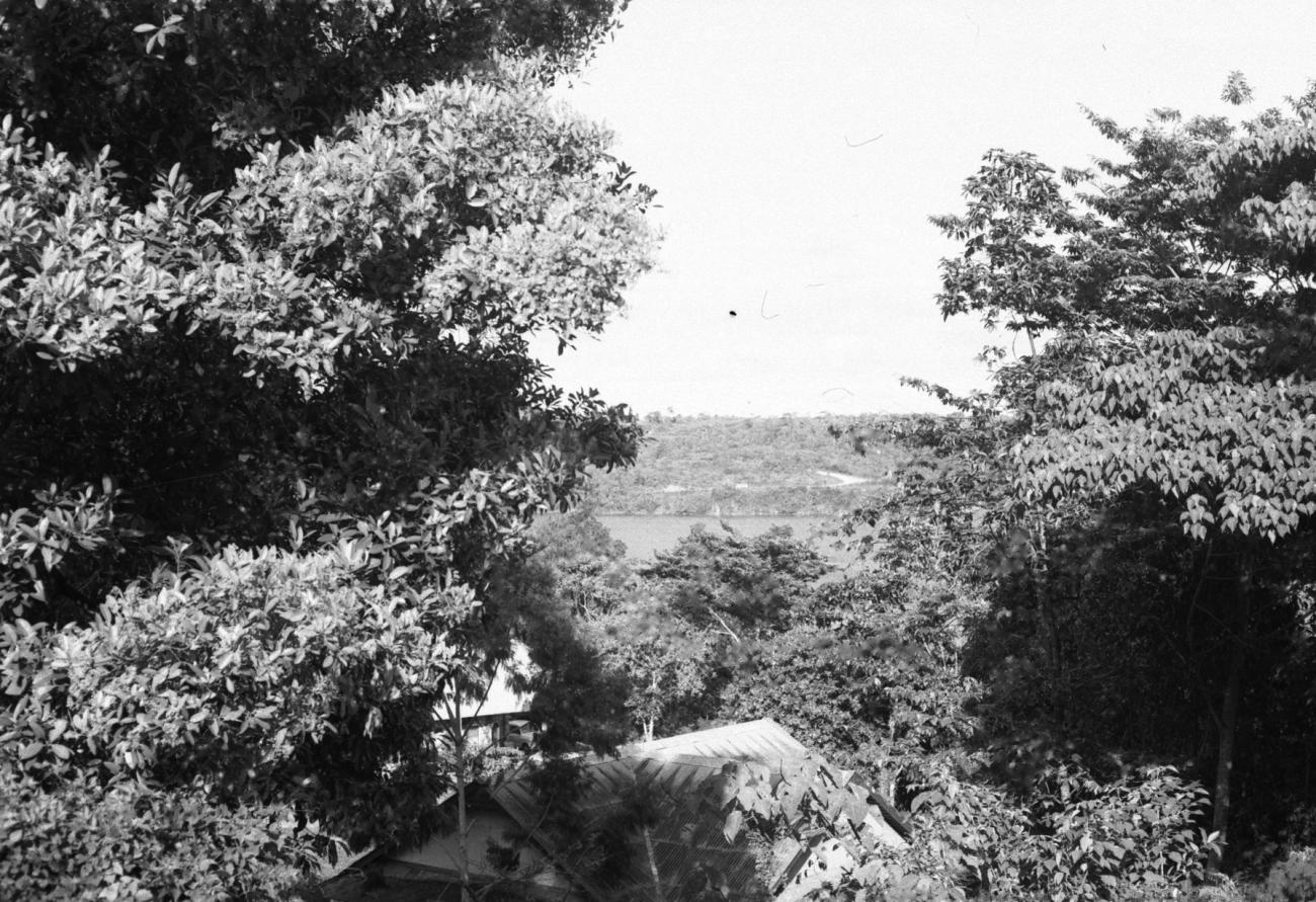 BD/133/700 - 
Uitzicht op baai of rivier
