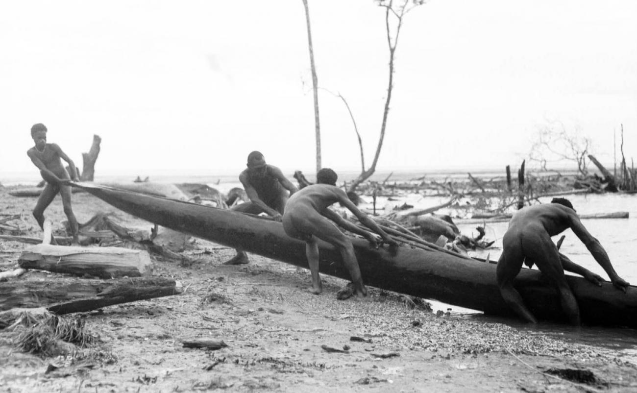 BD/133/70 -
Trip Merauke-Kapi: Men taking a prau from the water