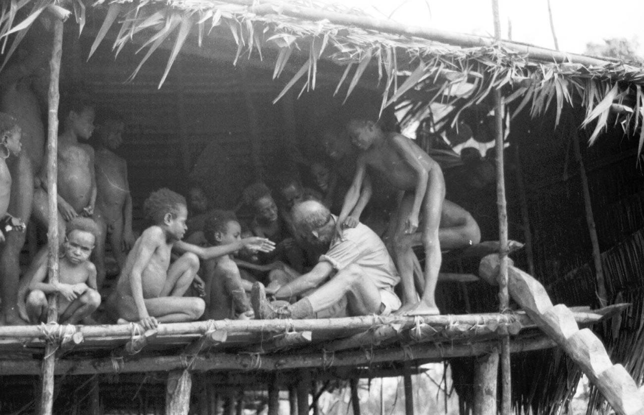 BD/133/72 -
Trip Merauke-Kapi: Western man among Papua children