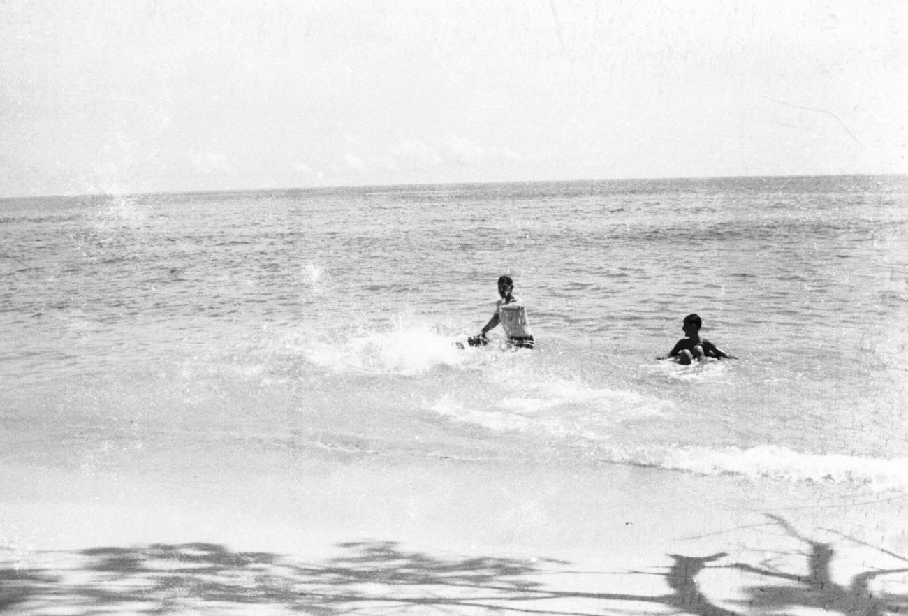 BD/133/734 -
Snapshot van in zee zwemmende westerse kinderen