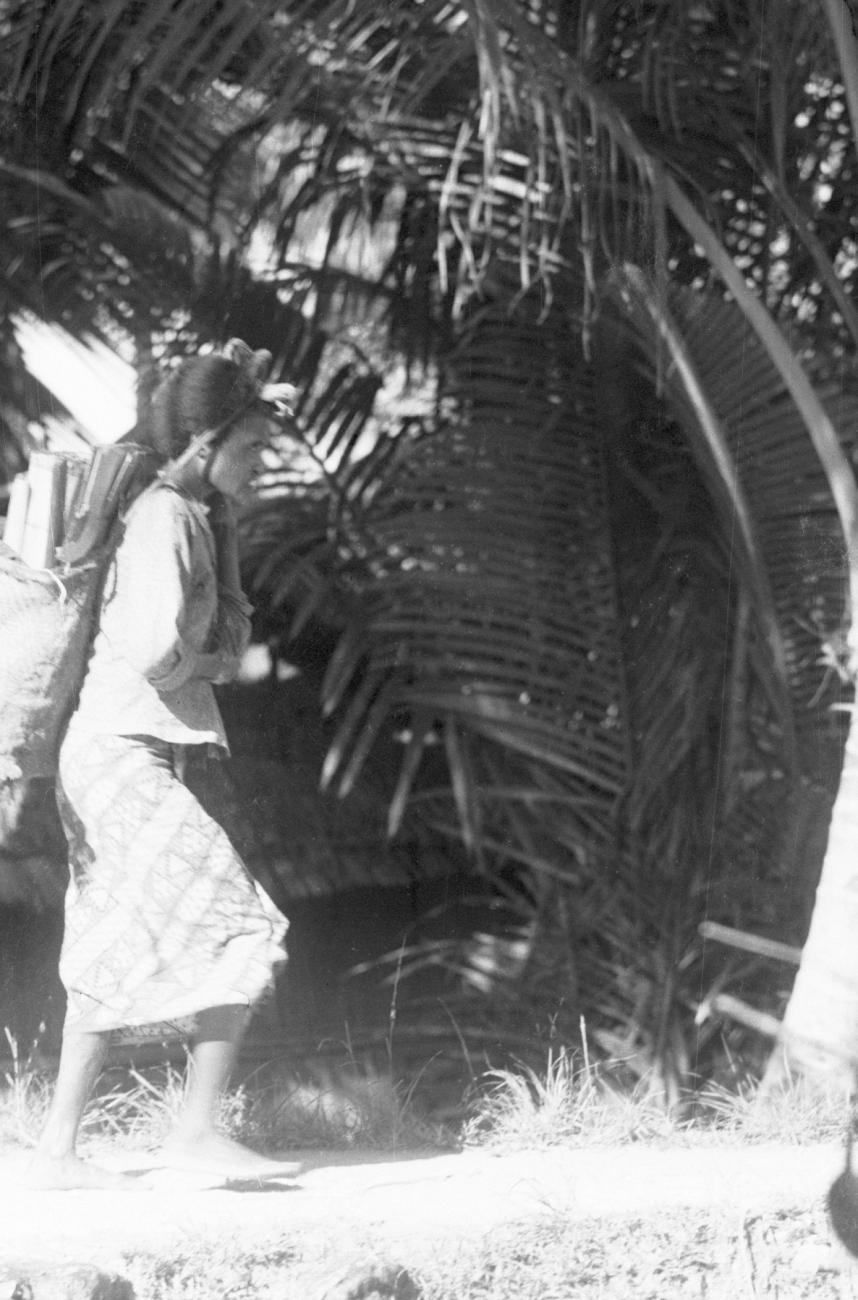 BD/133/735 -
Vrouw met draagtas hangend van haar voorhoofd