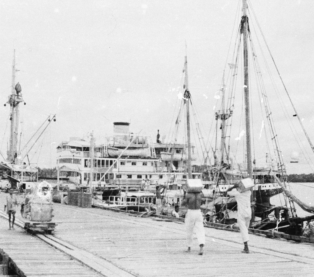 BD/133/784 -
Aanlegsteiger met schepen, haven van Hollandia