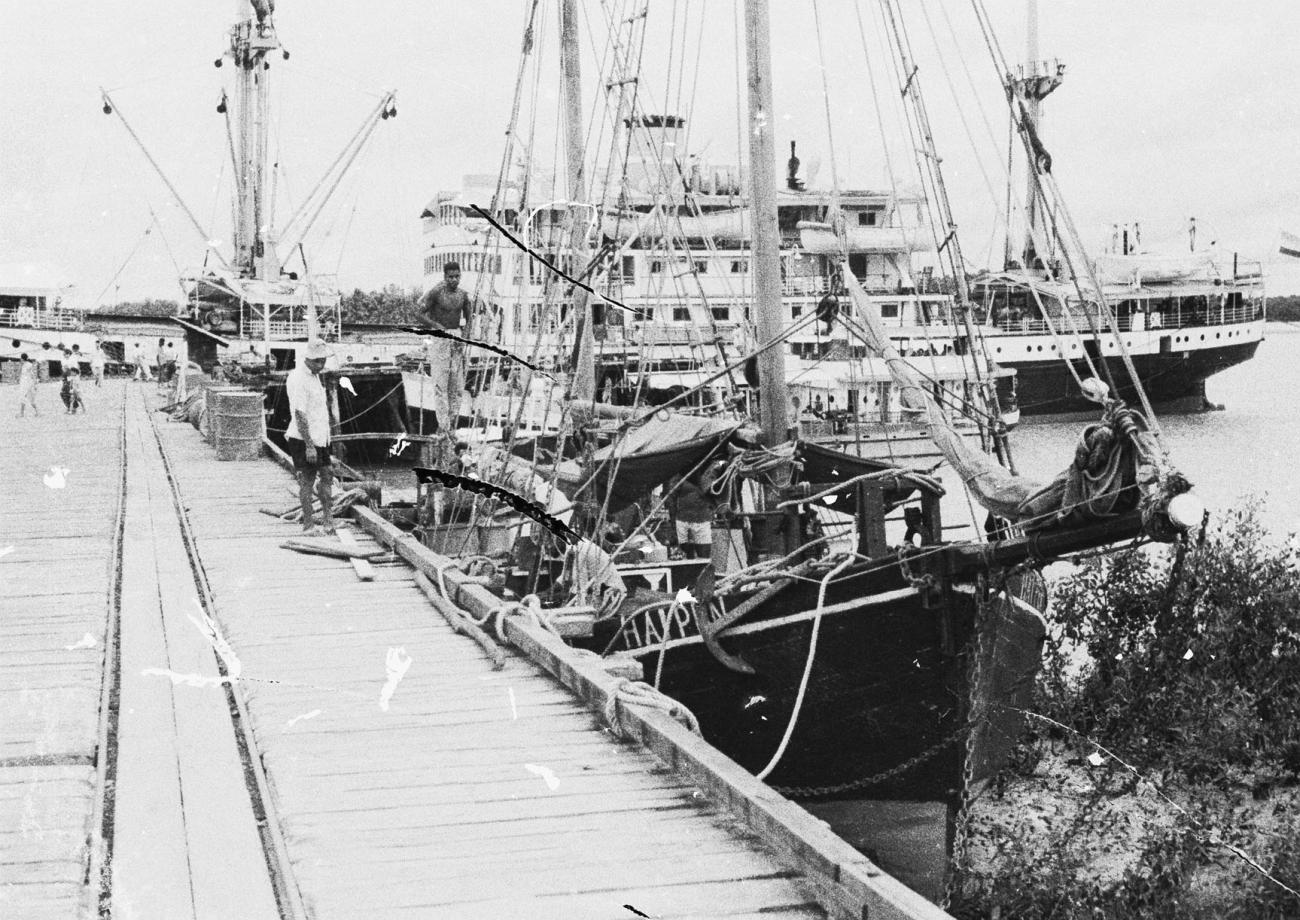 BD/133/785 -
Aanlegsteiger met schepen, haven van Hollandia