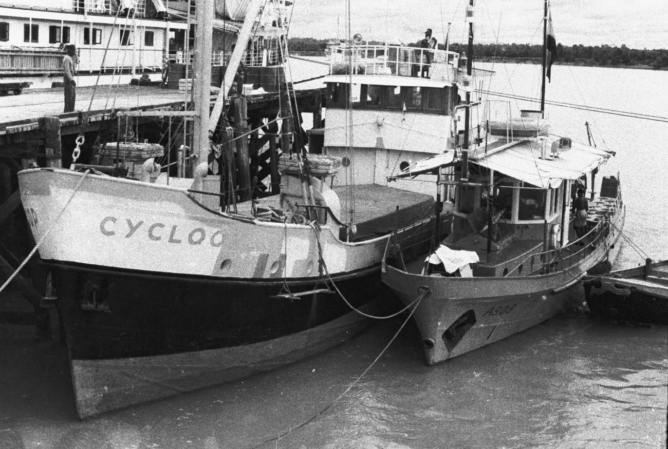 BD/133/789 -
Aanlegsteiger met kustvaarder Cycloo, haven van Hollandia