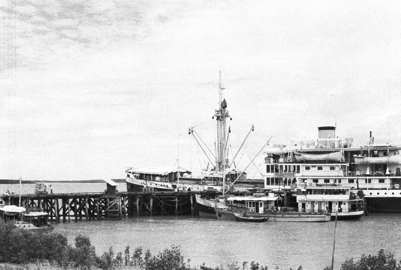 BD/133/790 -
Aanlegsteiger met schepen, haven van Hollandia