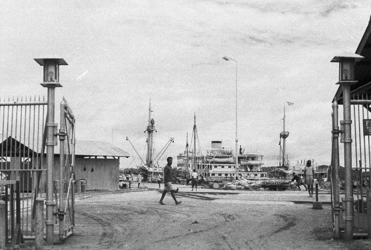 BD/133/792 -
Zicht op de havenwerf vanaf toegangshek, haven van Hollandia