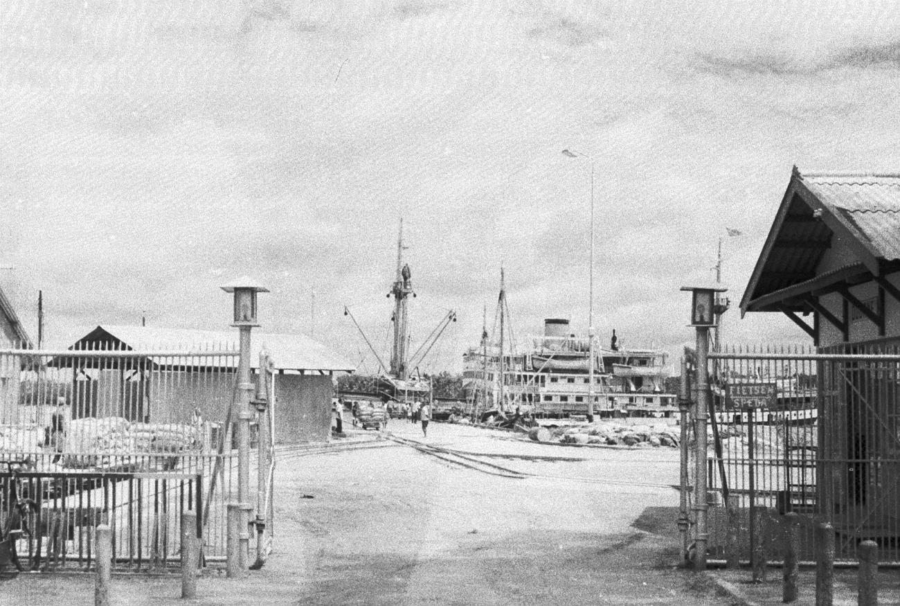 BD/133/793 -
Zicht op de havenwerf vanaf toegangshek, haven van Hollandia