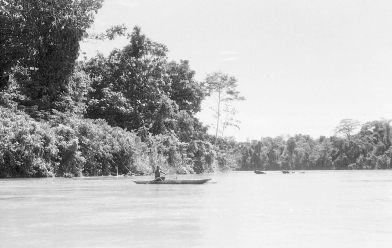 BD/133/82 -
Sarmi-Hollandia: Prau on the river