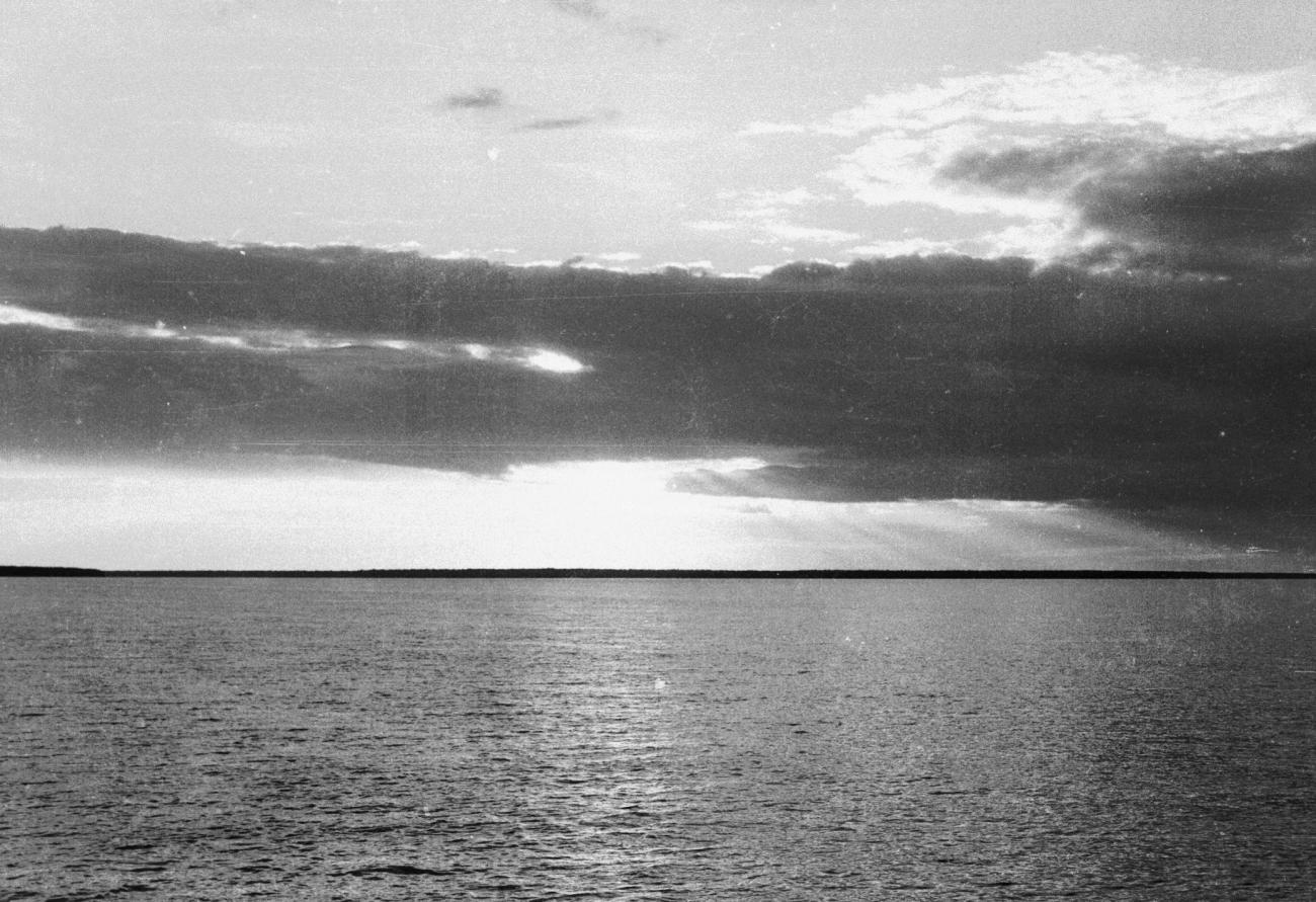 BD/133/856 -
Kalme zee met kustlijn en donkere wolken