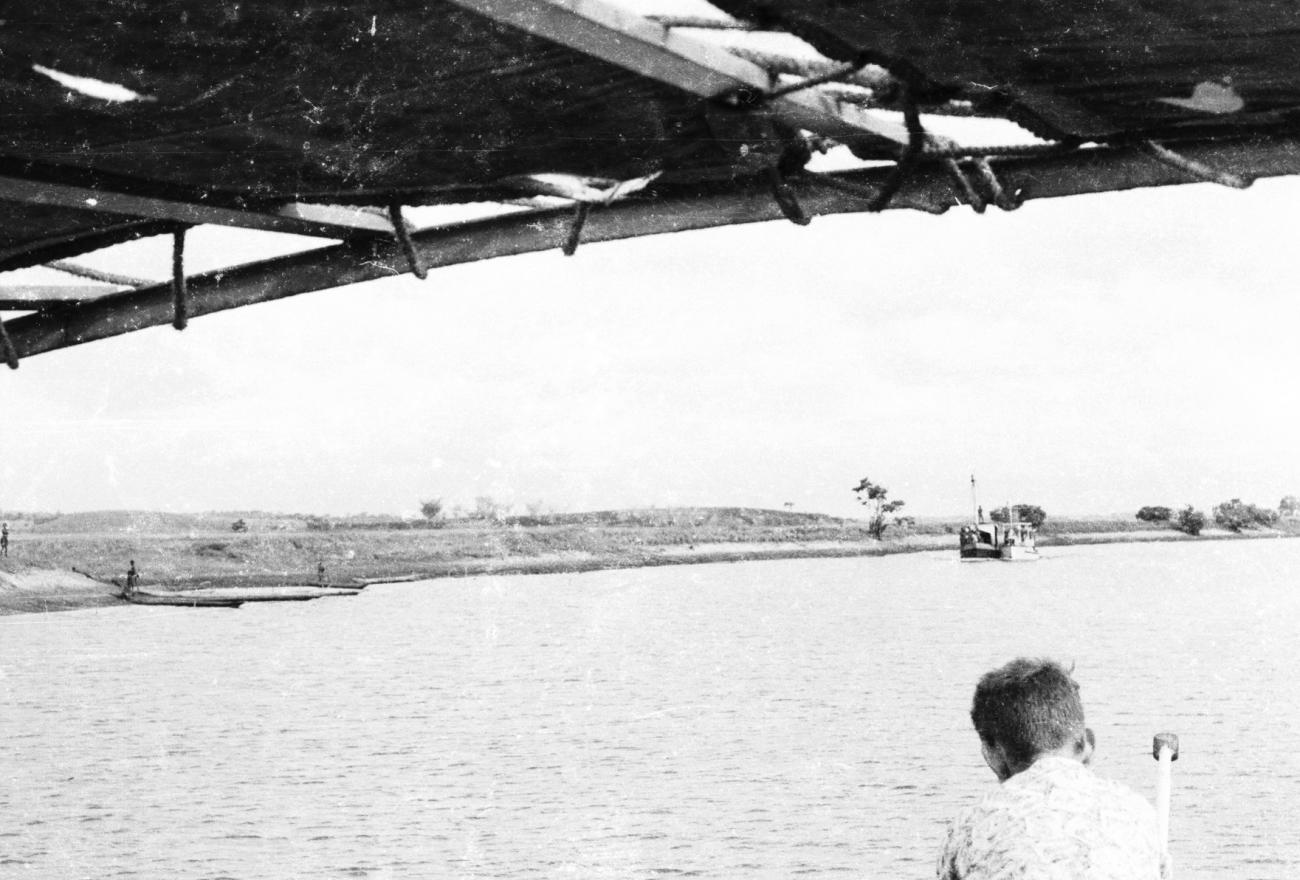 BD/133/867 -
Rivier met boten en aangelegde prauwen