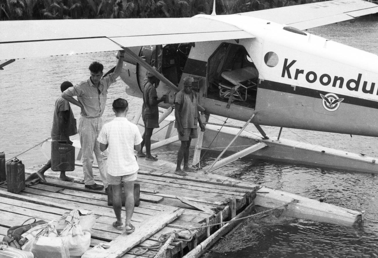 BD/133/906 -
Een watervliegtuig van Kroonduif wordt ingeladen
