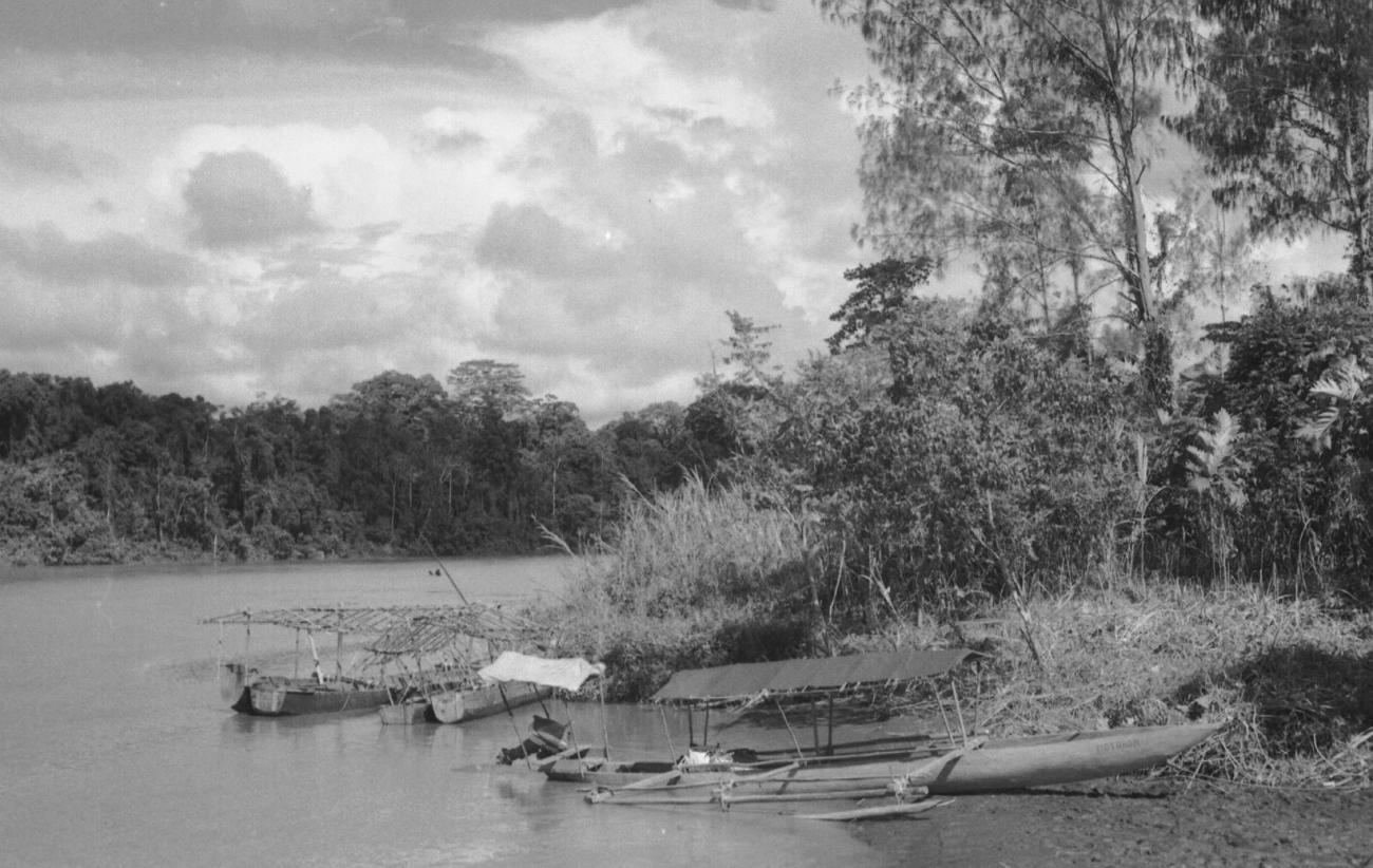 BD/133/90 -
Sarmi-Hollandia: Praus on the river shore