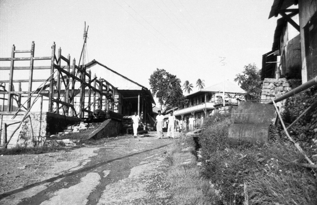 BD/133/916 -
Straatbeeld van nederzetting aan de rivier of baai