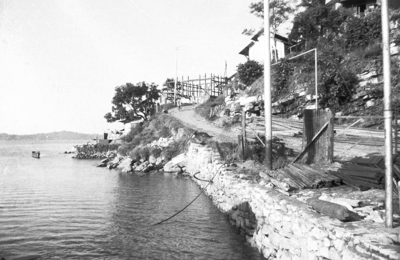BD/133/917 -
Constructiewerkzaamheden aan weg langs baai