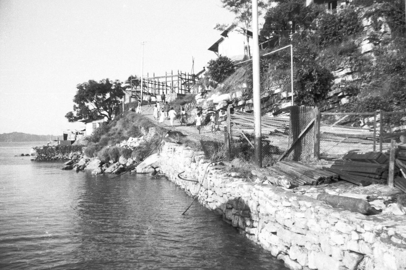 BD/133/918 -
Constructiewerkzaamheden aan weg langs baai