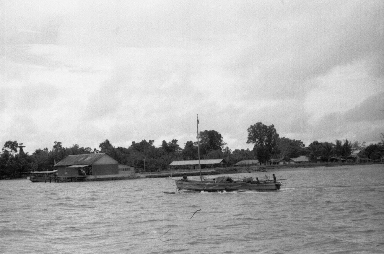 BD/133/91 -
Sarmi-Hollandia: Boat on the water
