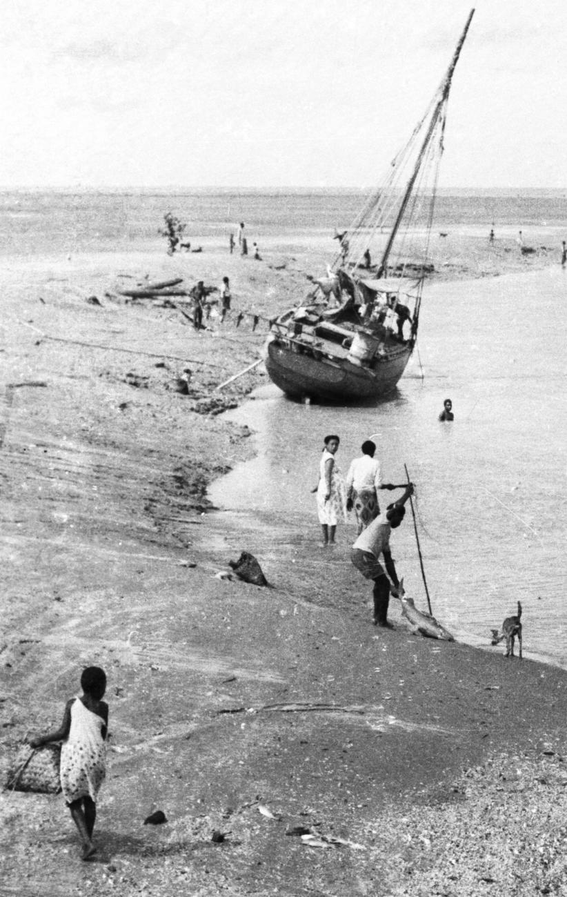 BD/133/955 -
Getijdelandschap met met drooggevallen zeilschip en langs de oevers vissende Papoea's