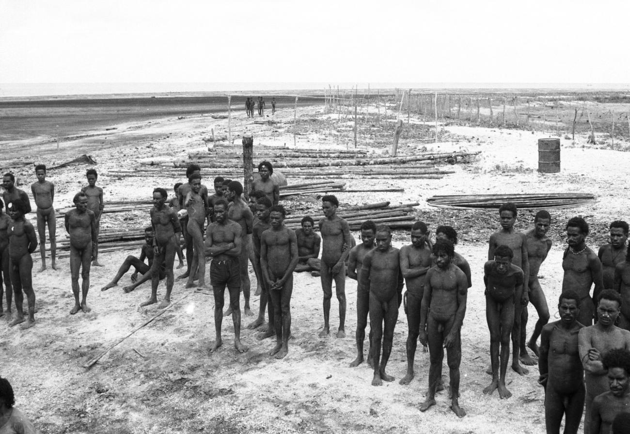 BD/133/978 -
Groep Papoea-mannen (Asmat) aan de kust