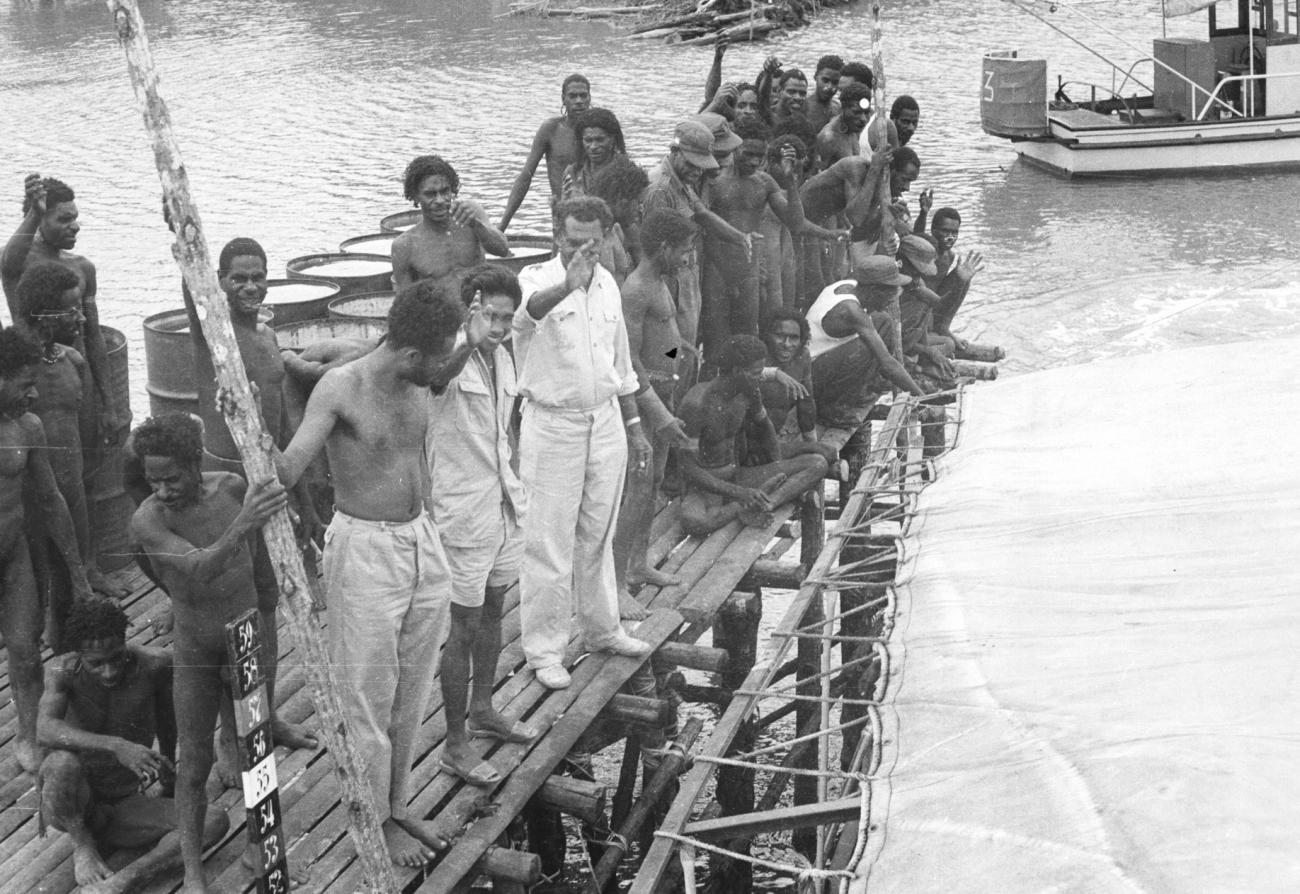 BD/133/989 -
Groep Papoea's (Asmat), enkele politiemannen en Indonesi